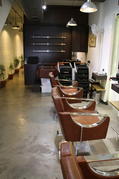 Blossom Kochhar Aroma Magic Unisex Salon & Academy