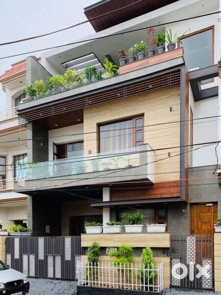 150 Sq Yards Luxury Furnished Three Storey House for Sale